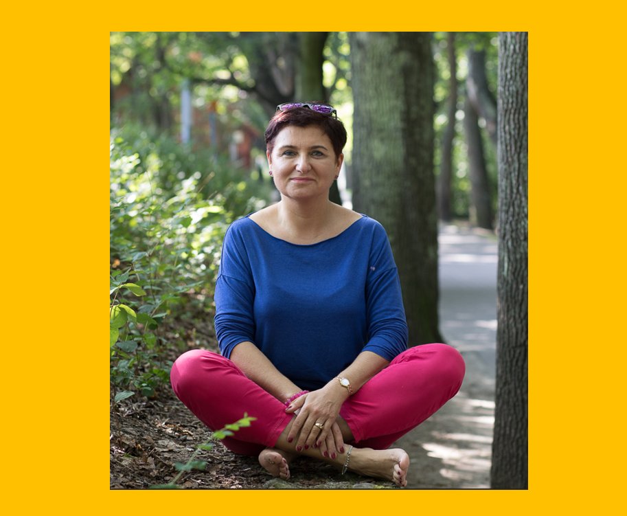 Karina Sęp siedząca w lesie