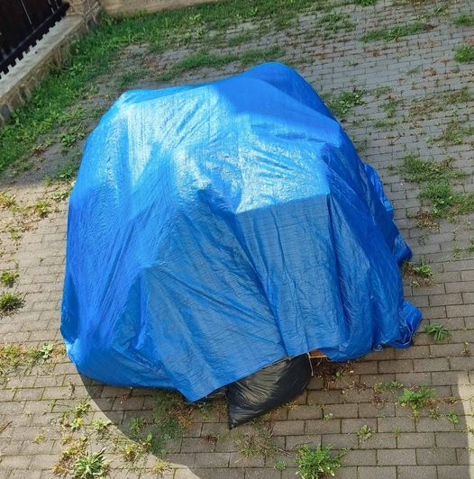 niebieska płachta na betonie