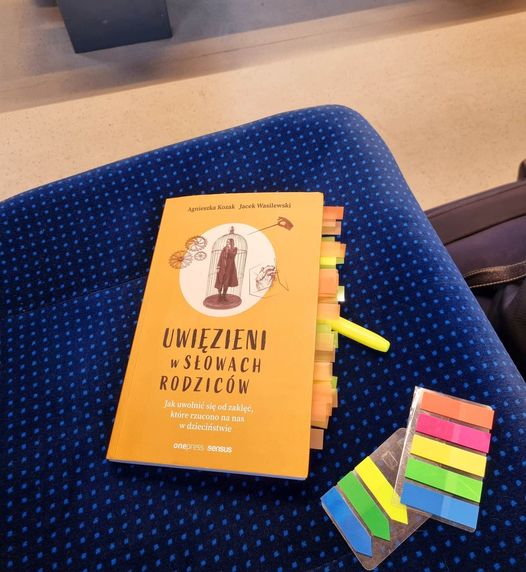 książka "Uwiezieni w słowach rodziców"