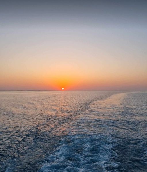 ocean z lotu ptaka na tle zachodu słońca