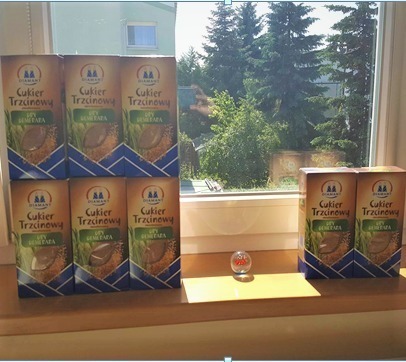 kilka opakowań cukru trzcinowego na parapecie