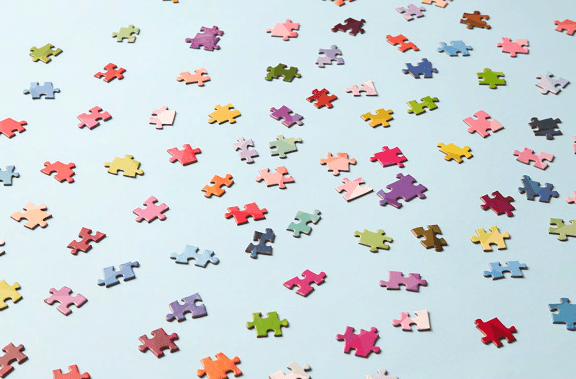 rozno kolorowe puzzle porozrzucane a blekitnej podlodze