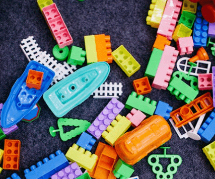 masa klocków lego w różnych kolorach na czarnym dywanie